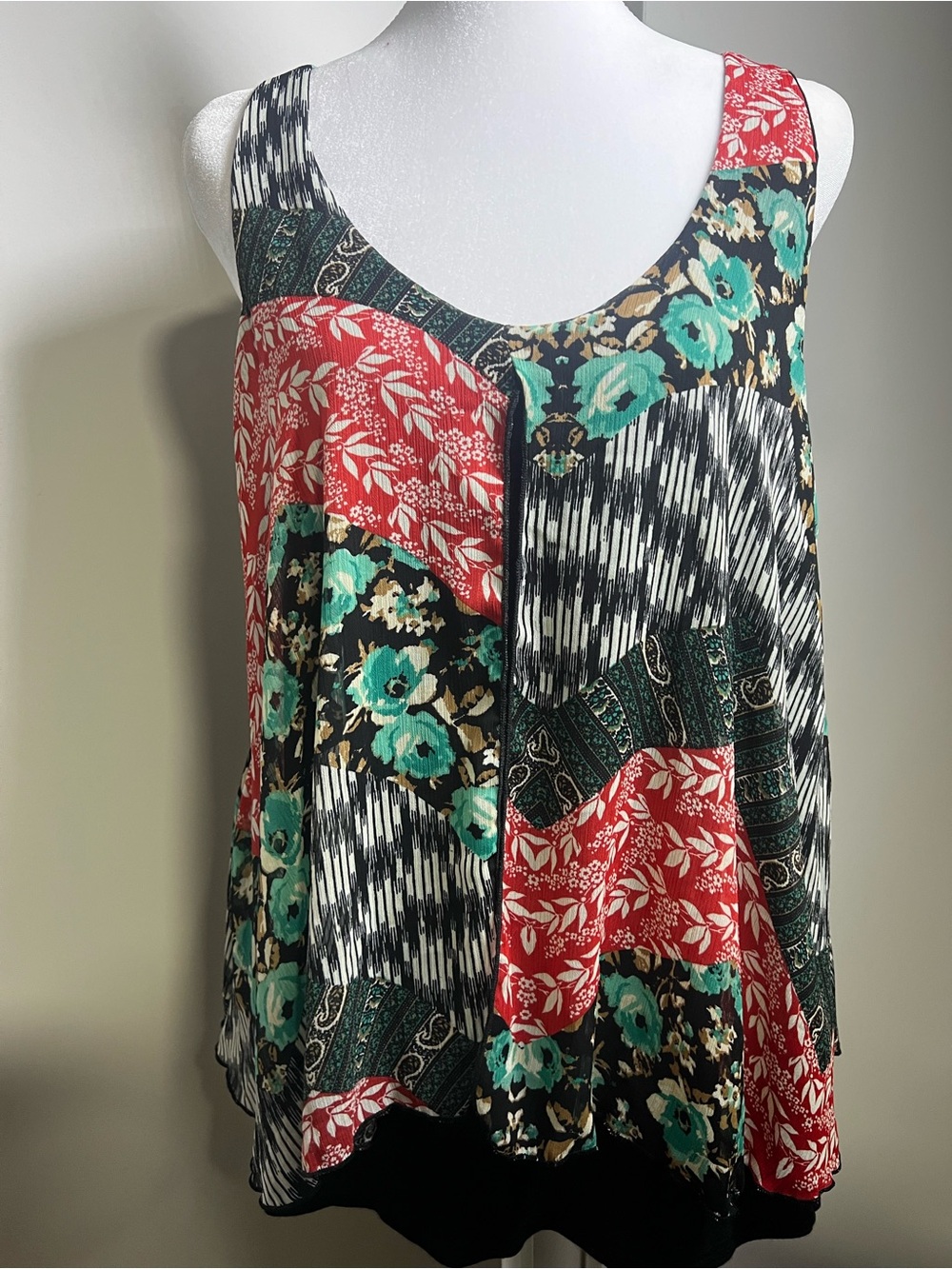 Lavish Patchwork Floral Scoop Neck Tank Top - Red & Teal